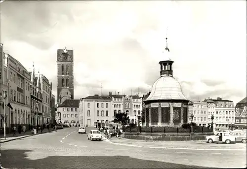 Ak Hansestadt Wismar, Am Markt mit "Wasserkunst"