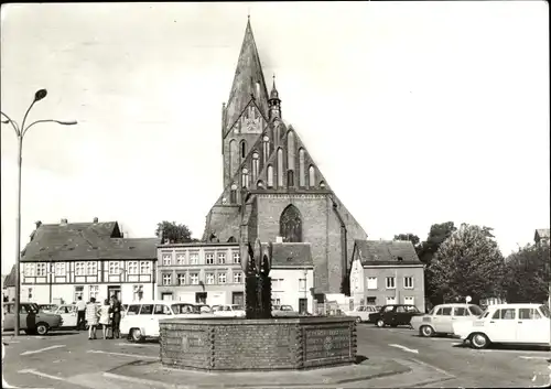 Ak Barth an der Ostsee, Marktplatz und St. Marienkirche, Brunnen, parkende Autos