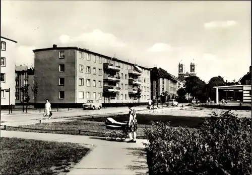 Ak Berlin Treptow Baumschulenweg, Kiefholzstraße, Wohnhäuser, Frau mit Kinderwagen