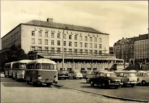 Ak Karl-Marx-Stadt Chemnitz in Sachsen, Interhotel "Chemnitzer Hof", Parkplatz mit Autos, Busse