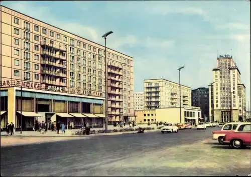 Ak Berlin Mitte, Mokka-Milch-Eisbar an der Karl Marx Allee, Hochhäuser