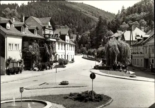Ak Leutenberg in Thüringen, Straßenpartie, Brunnen