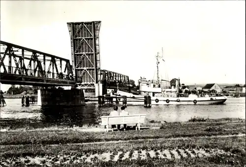 Ak Wolgast in Mecklenburg Vorpommern, geöffnete Brücke, Schiffe, Am Hafen