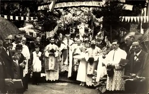 Foto Ak Gottesdienst im Freien, Geistlicher, Altar, Plastik von Maria, Gebet