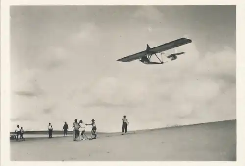 Sammelbild Helden der Luft, Serie G Bild 151 Segelflugzeug über den Dünen von Rositten