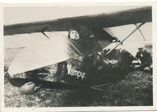 Sammelbild Helden der Luft, Serie G Bild 152 F. H. Hentzen in seinem "Vampyr" 1922