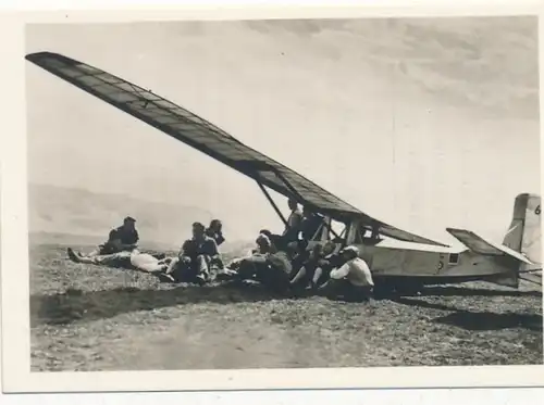 Sammelbild Helden der Luft, Serie G Bild 142 Segelflugzeug und Flugschüler nach dem Übungsflug