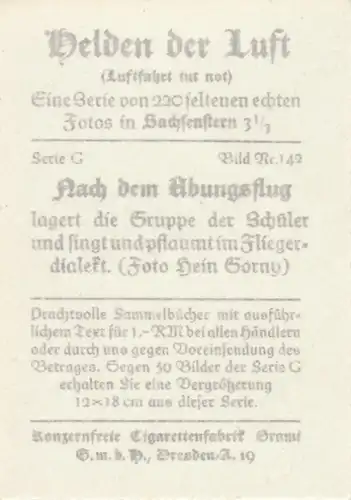 Sammelbild Helden der Luft, Serie G Bild 142 Segelflugzeug und Flugschüler nach dem Übungsflug