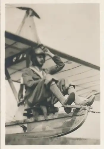 Sammelbild Helden der Luft, Serie G Bild 173 Fertig zum Start, Flugschüler in Segelflugzeug