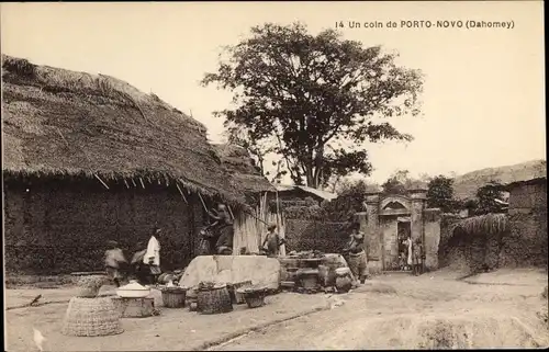 Ak Porto Novo Dahomey Benin, Un coin, Ortsansicht, Straße, Haus, Strohdach