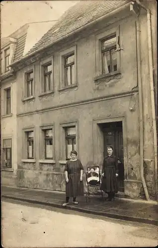 Foto Ak Meerane in Sachsen, Zwei Frauen vor einem Haus, Kind im Kinderwagen