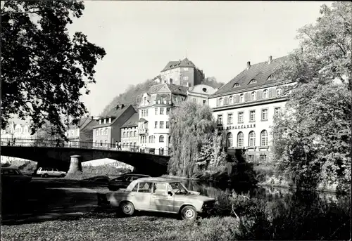 Foto Ak Greiz im Vogtland, Partie am Fluss, Sparkasse, Brücke, parkende Autos