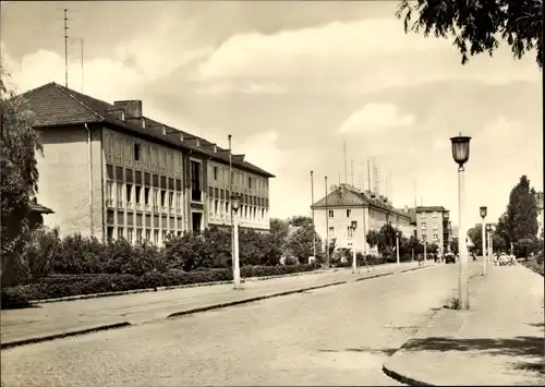 Ak Guben in der Niederlausitz, Wilhelm Pieck Schule in der Friedrich Engels Straße