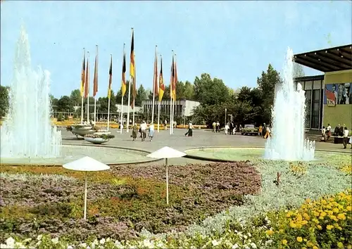 Ak Erfurt in Thüringen, iga, Haupteingang, Brunnen, Blumenfeld