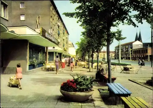 Ak Frankfurt an der Oder, Partie auf der Karl Marx Straße, Kind mit Puppenwagen