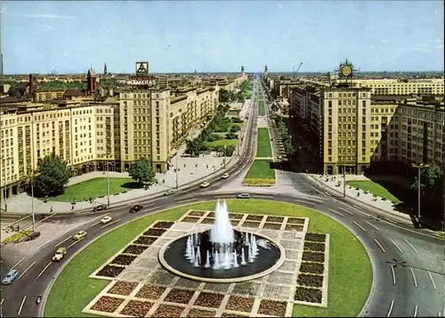 Ak Berlin Friedrichshain, Blick vom Strausberger Platz zur Karl Marx Allee