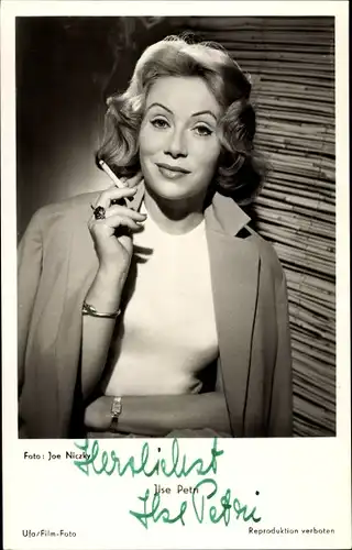 Ak Schauspielerin Ilse Petri, Portrait, Zigarette, Autogramm
