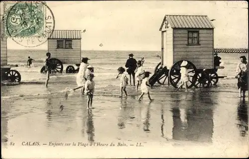 Ak Calais Pas de Calais, Enfants sur la Plage a l'Heure du Bain