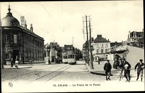 Ak Calais Pas de Calais, La Place de la Poste, Straßenbahnen