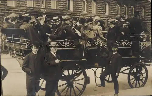 Foto Ak Hamburg, Stadtrundfahrt, Urlauber, Stadtbesichtigung