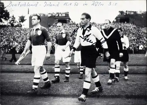 Foto Ak Fußballspiel Deutschland Irland 1952 in Köln, Autogramm Jakob Streitle