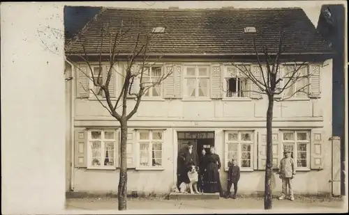 Foto Ak Wittenberge an der Elbe Prignitz, Personen und Hund vor einem Wohnhaus