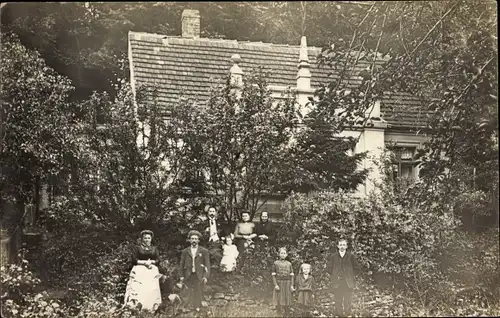 Foto Ak Aschersleben im Salzlandkreis, Personen vor einem Wohnhaus