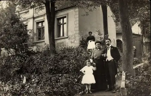 Foto Ak Aschersleben im Salzlandkreis, Personen vor einem Wohnhaus