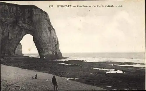 Ak Étretat Seine Maritime, Falaises, La Porte d'Aval, Felsenformation, Strand, Meer