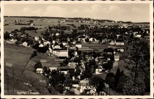 Ak Seiffen im Erzgebirge, Gasthof Erbgericht Buntes Haus, Panorama des Ortes