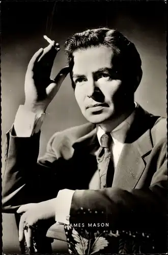 Ak Schauspieler James Mason, Portrait, Krawatte, Zigarette