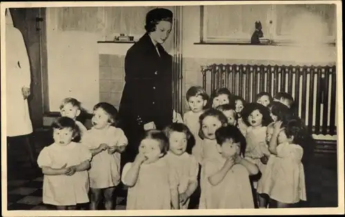 Foto Ak Adel Belgien, Prinzessin zu Besuch in einem Kinderheim ?