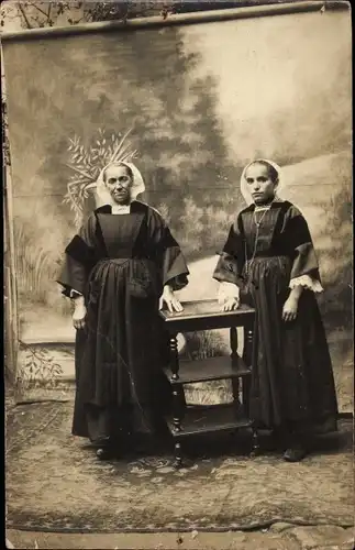 Foto Ak Zwei Frauen in französischen Trachten, Standportrait