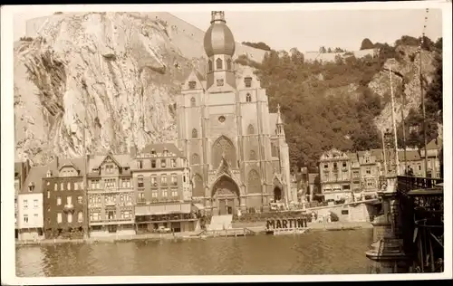 Foto Ak Dinant Wallonien Namur, Blick über den Fluss zur Kirche, Felsen, Festung, Brücke