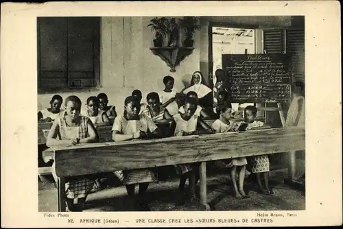 Ak Gabun, Une Classe chez les Soeurs Bleues de Castrates, Schulbänke, Tafel