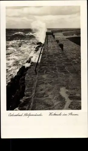 Ak Ustka Stolpmünde Pommern, Westmole im Sturm