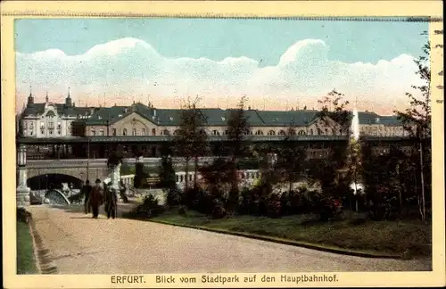 Ak Erfurt in Thüringen Blick vom Stadtpark auf den Hauptbahnhof, Fontäne, Passanten