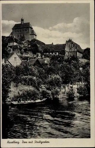 Ak Havelberg in Sachsen Anhalt, Dom mit Stadtgraben, Ruderboot