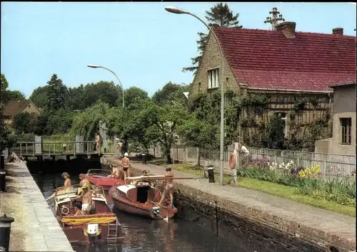 Ak Storkow in der Mark, An der Schleuse, Boote, Menschen in Badekleidung