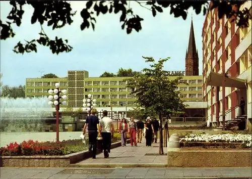 Ak Frankfurt an der Oder, Karl-Marx-Straße, Passanten, Springbrunnen, Kirchturm