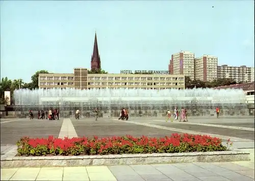 Ak Frankfurt an der Oder, Karl-Marx-Straße, Springbrunnen, Hotel Stadt Frankfurt, Hochhäuser