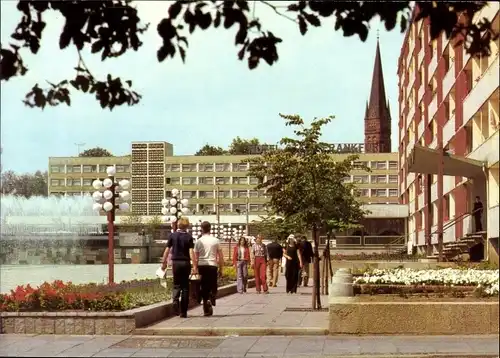 Ak Frankfurt an der Oder, Karl-Marx-Straße, Passanten, Kirchturm, Springbrunnen