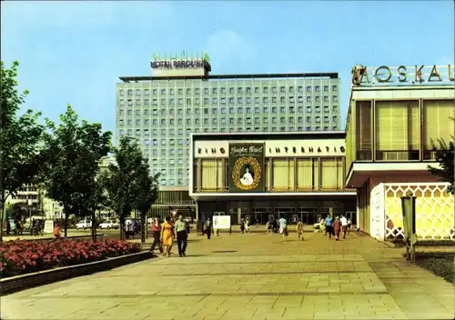 Ak Berlin Mitte, Interhotel Berolina und Kino International, Plakat, Karl Marx Allee