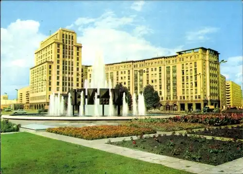 Ak Berlin Friedrichshain, Strausberger Platz, Springbrunnen, Hochhäuser