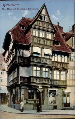Ak Halberstadt in Sachsen Anhalt, Altes Haus mit Stelzfuß und Holzmarkt