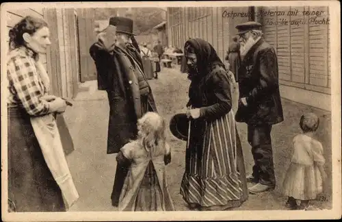 Ak Ostpreußen, Ostpreußischer Veteran mit seiner Familie auf der Flucht