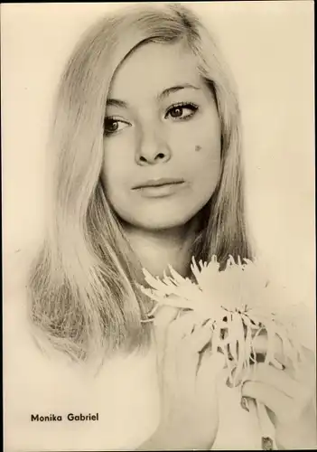 Ak Schauspielerin Monika Gabriel, DEFA, Wir lassen uns scheiden, Die Toten bleiben jung