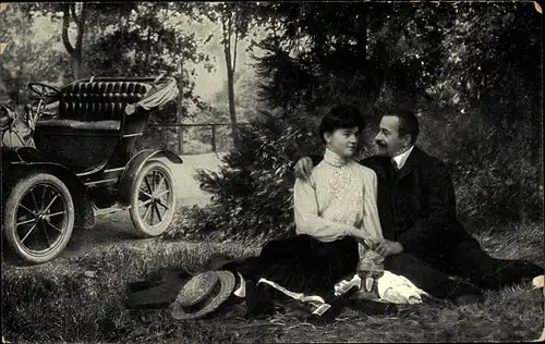Ak Liebespaar macht Picknick, Sektglas, Automobil, Ausflug