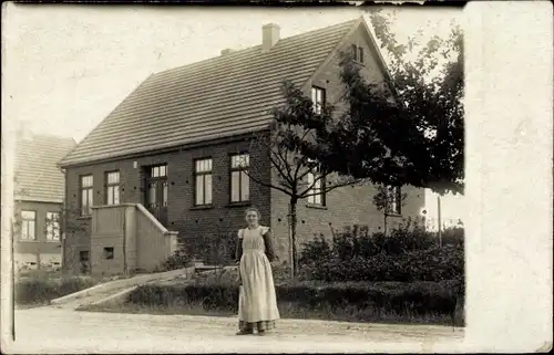 Foto Ak Eilshausen Herford in Westfalen, junge Frau vor einem Wohnhaus