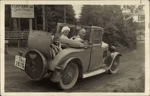 Ak Frauenwald am Rennsteig Ilmenau in Thüringen, Kurpark Lenkgrund, Familie im Automobil, Th 28170